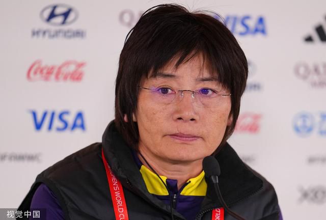 十八梯的拆迁变化、母子间的细碎日常、废墟之上倔强生长的绿意等等等等，都让观众看见时代洪流下，普通人的坚韧与乐观。