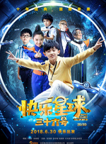 唐嫣在拍照过程中还不忘用自己手机挡在胸口，以免仰拍走光。